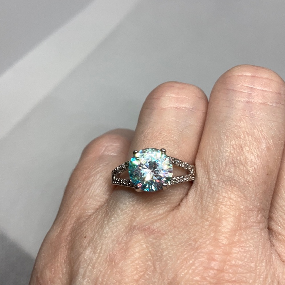 NWT Gorgeous Simulated Diamond ring J-44 - Picture 2 of 7